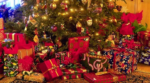 Christmas-Tree-With-Presents