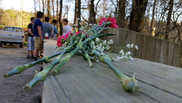 news-makeshift memorial for teens killed in wreck