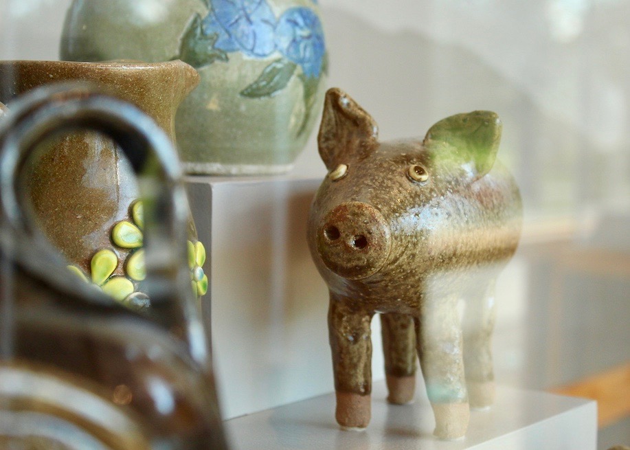 Pottery pig by Anita Meaders