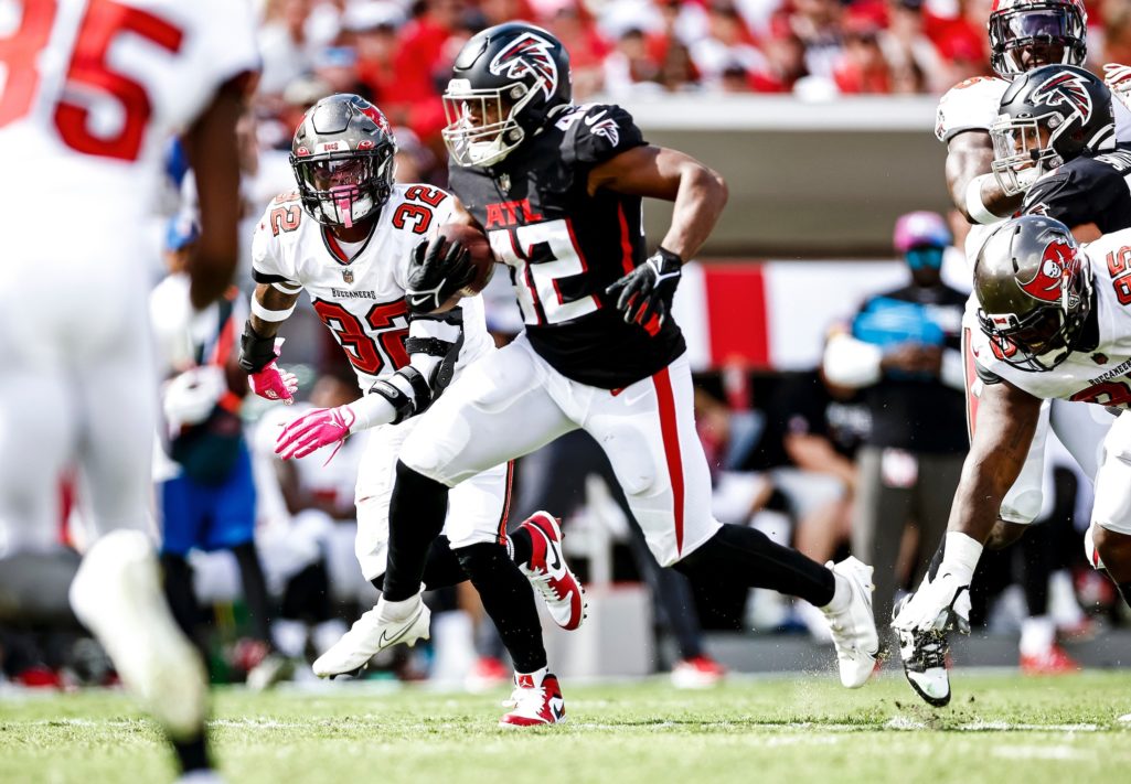 Tom Brady throws for 351 yards, Bucs beat Falcons 21-15