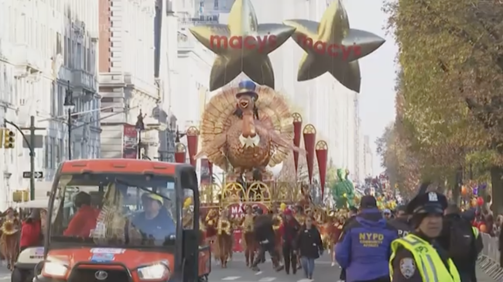 High-flying balloon characters star in Thanksgiving parade