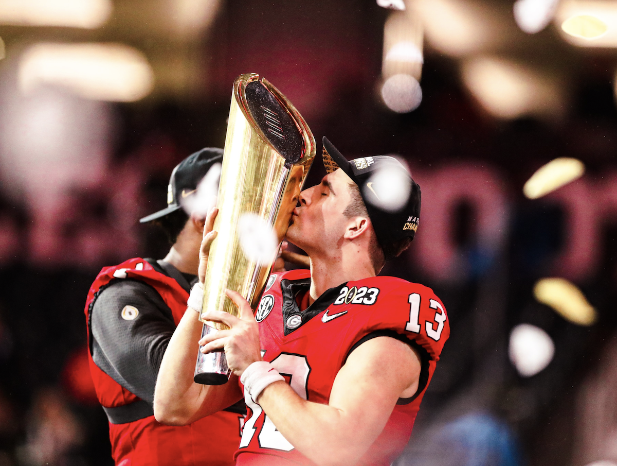 Stetson Bennett kisses CFP trophy