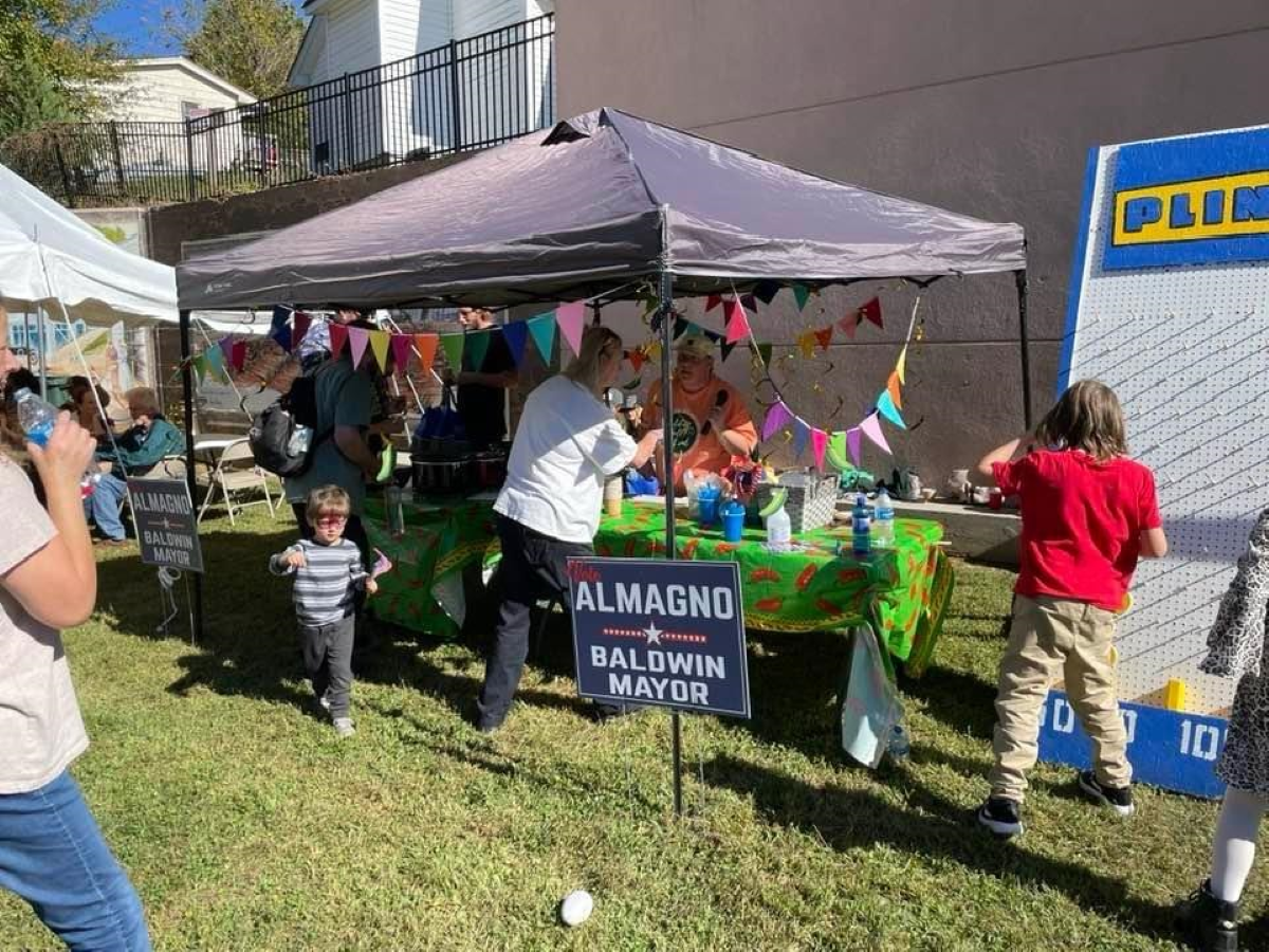Almagno campaign booth