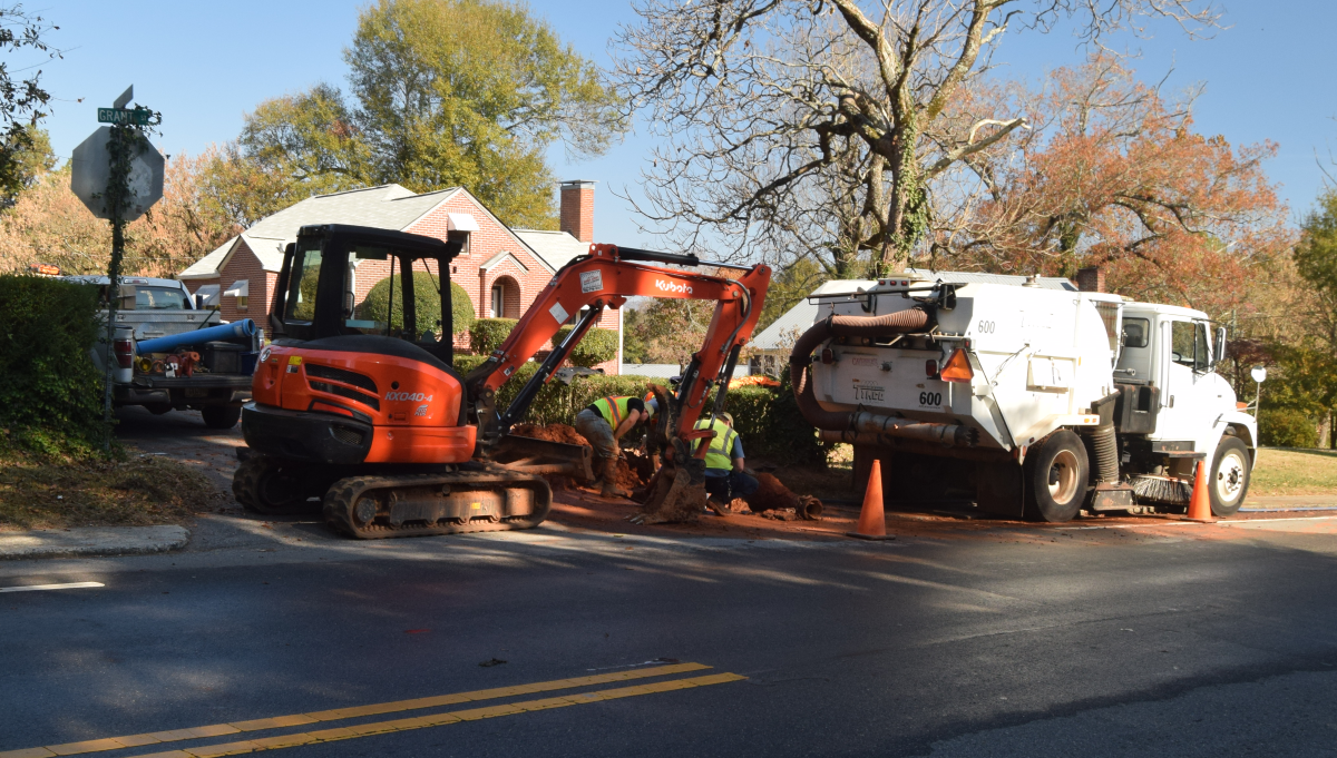 Clarkesville crews work water leak