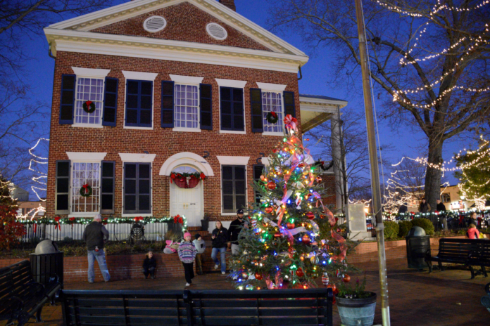 Dahlonega-Old Courthouse and Xmas tree