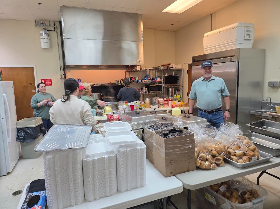 Volunteers come together to serve hundreds at free Thanksgiving feast